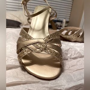 New In Box Sparkly Dressy Open Toe Low Kitten Heels Size 10 Womens Bridal Formal